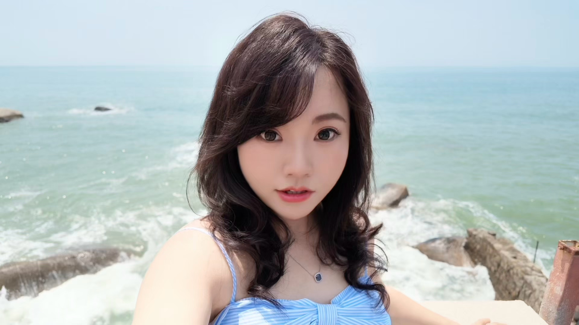 假期旅行第二站青岛真的很喜欢来海边吹海风，尤其是晴天的时候，海水很蓝，吹着海风，