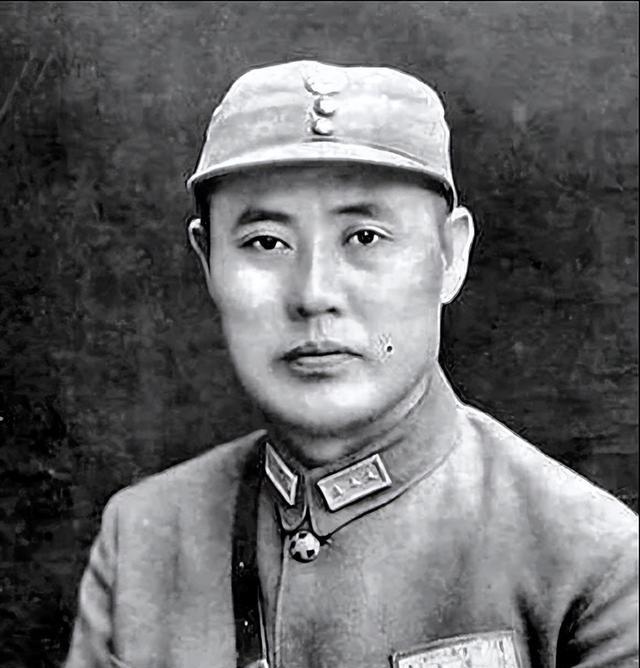 1949年，周总理到傅作义家中做客，突然发现傅作义家中有警卫部队驻扎，他眉头一皱