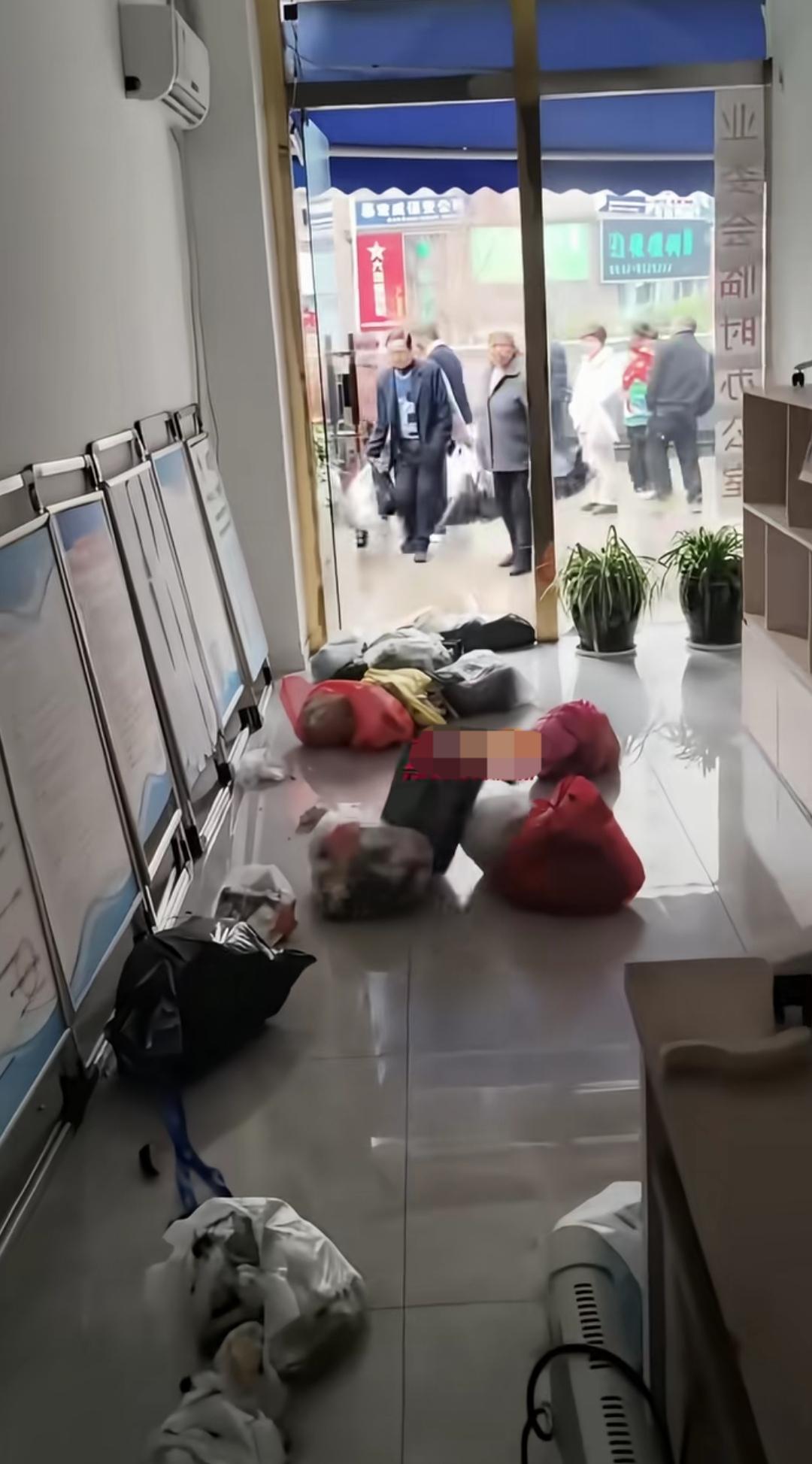 业主把生活垃圾扔到业委会临时办公室，还对着办公室工作人员话语不断，这唱的是哪出戏