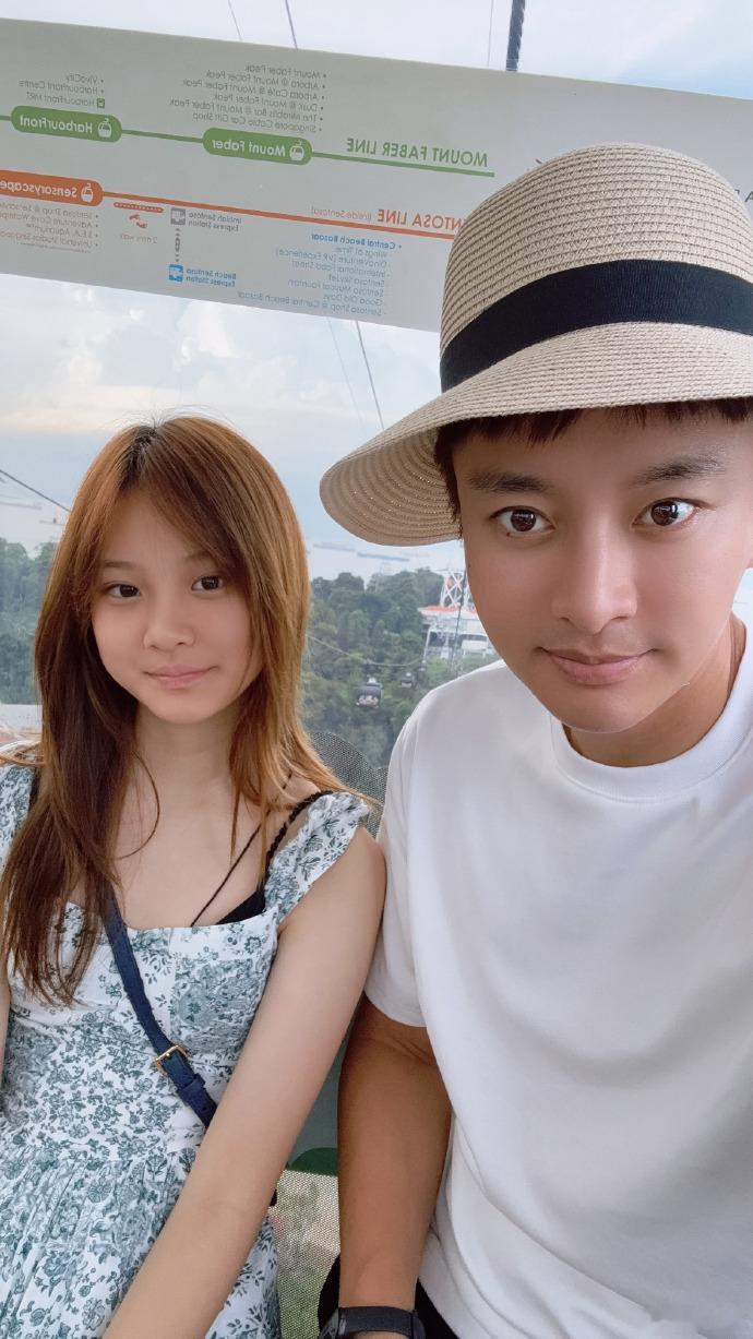 贾乃亮感谢甜馨陪自己过生日贾乃亮说最幸福的事就是甜馨在身边 父女两个人的感情永远