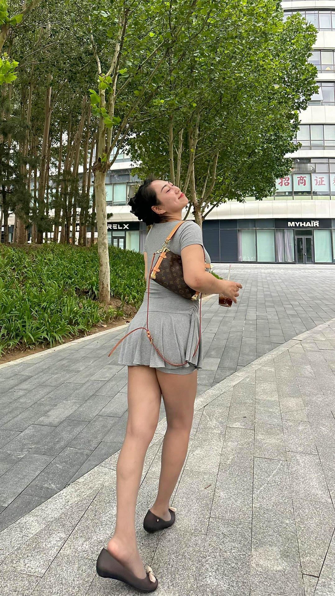 夏日穿搭指南：清爽灰色连衣裙，搭配棕色小包，轻松自在享受美好时光。🌞👗👜