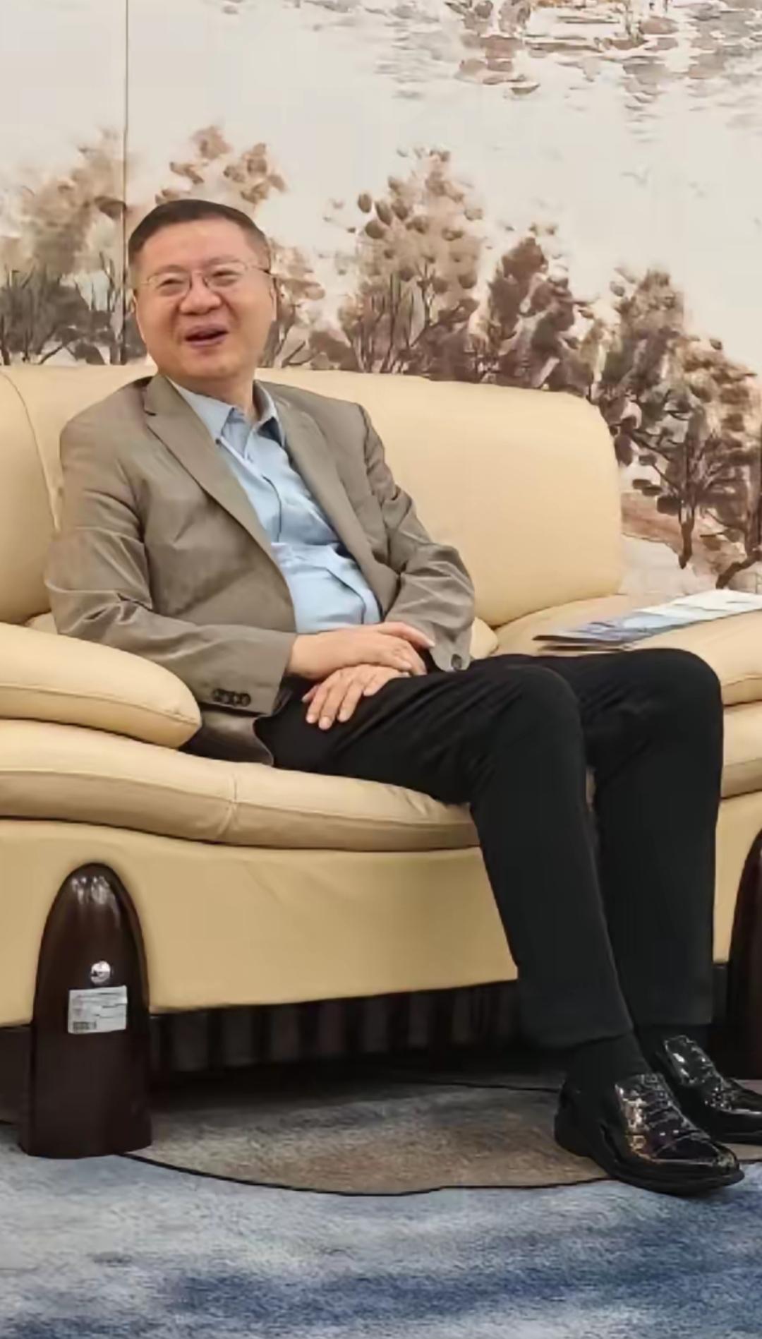 张维为教授的慈眉善目。
把最近关于张教授在河北文化交流的照片放大，如图一所示。我