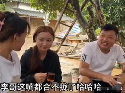 李哥与小美恋情进展，携老丈人万象游求认可

在小陈的积极撮合之下，李哥与小美的恋