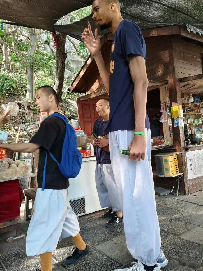 NBA状元文班亚马在中国少林寺剃发修行，而且还吃素啃黄瓜。 ​​​