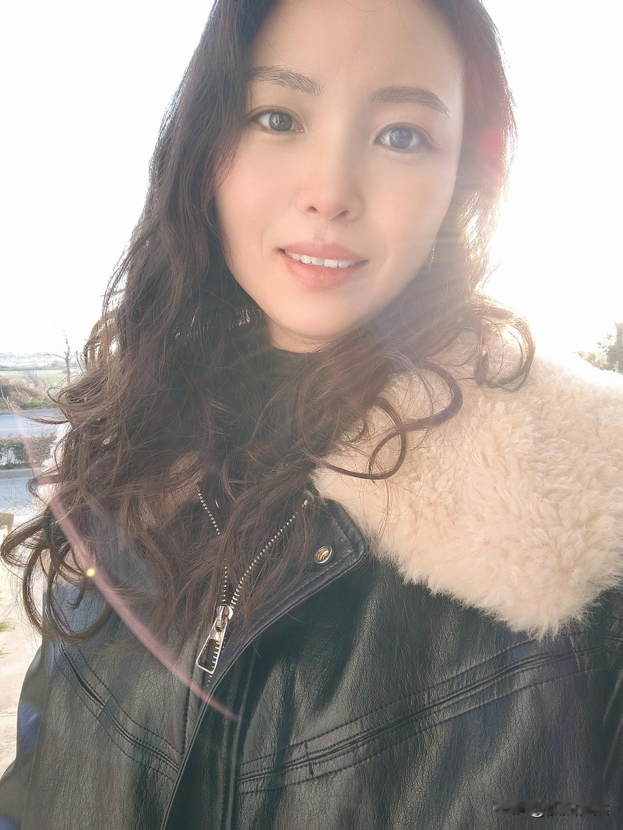 家乡的阳光暖暖的，让我像一道光照进你的心[呲牙]