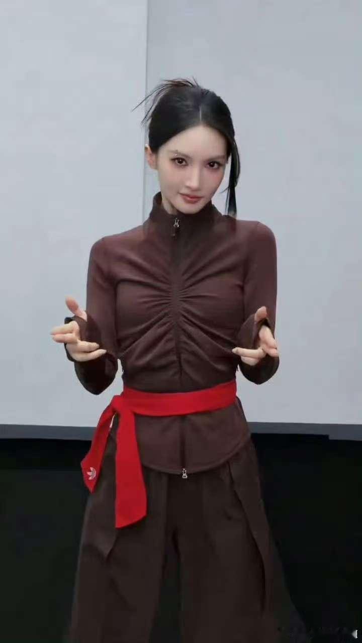 金晨跳了刀马刀马金晨跳刀马刀马气质太出众了，跳舞时的状态格外自信，一颦一笑都很有