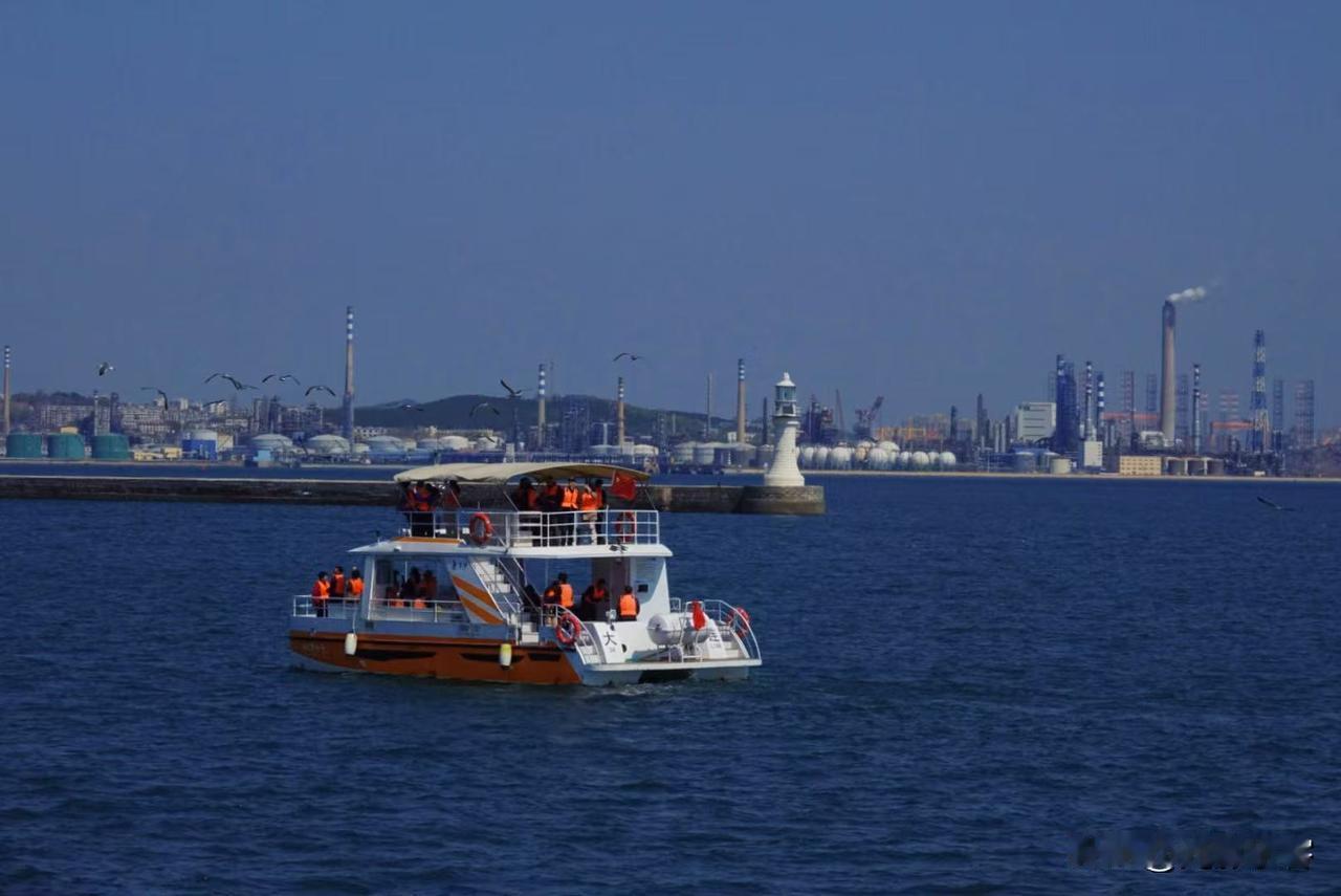 干完工作，订的是中午一点的飞机，也只能订这班飞机，回太原没有航班。吃完早饭休息了