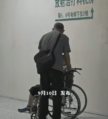 真的是太寒心了！比病痛更可怕的是什么呢？大妈坐在轮椅上，连生气的力气都没有了！