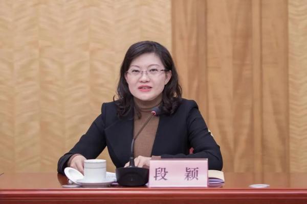 两个女人，一个从部队转业到财政厅，与年长自己十岁的主管领导长期保持不正当性关系，