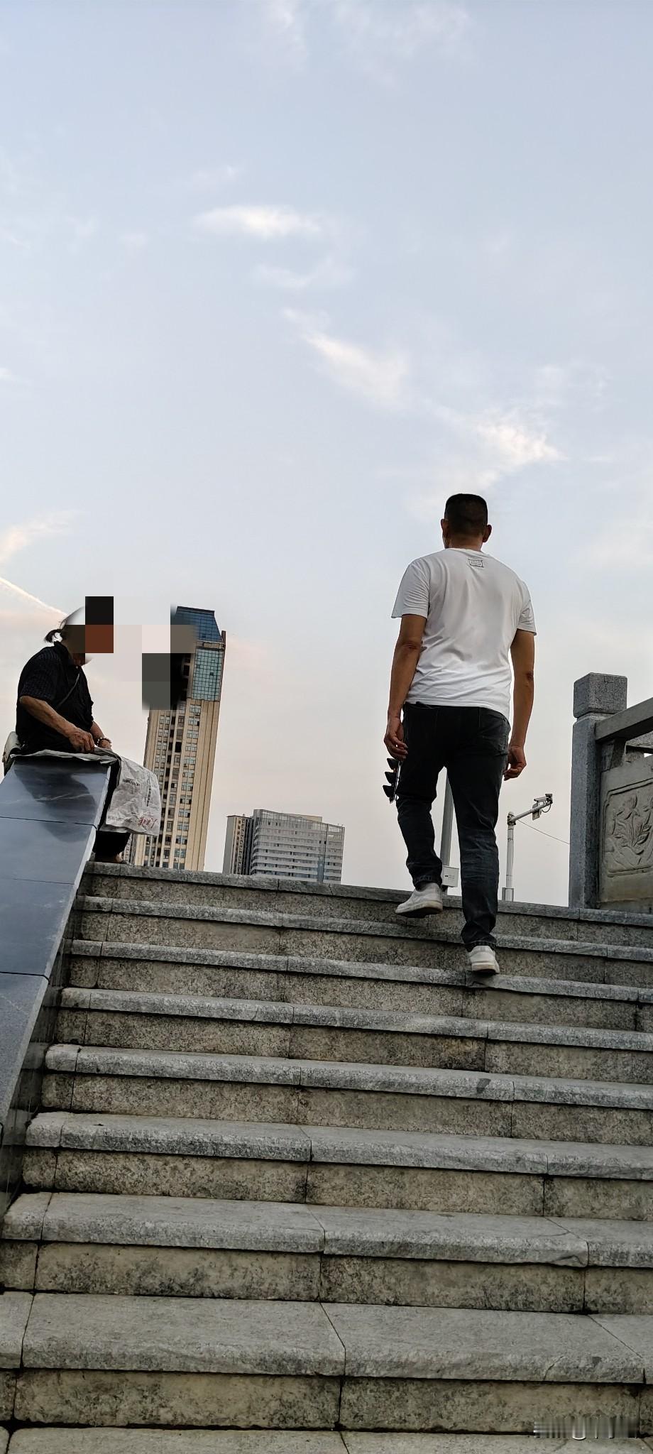 38岁得了宫颈癌，一个人在异地独居抗癌，如今被二婚老公当球踢了，连话都不想跟我说