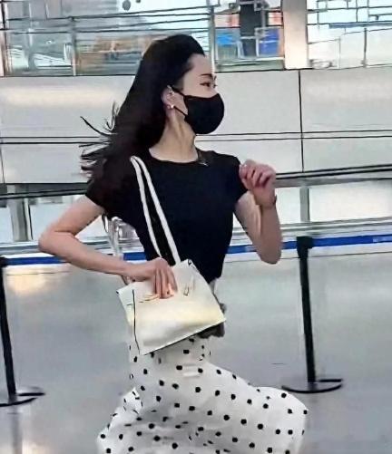 机场偶遇宋轶飞奔，莫不是要错过飞机了？第一次见美女跑这么快 ​​​