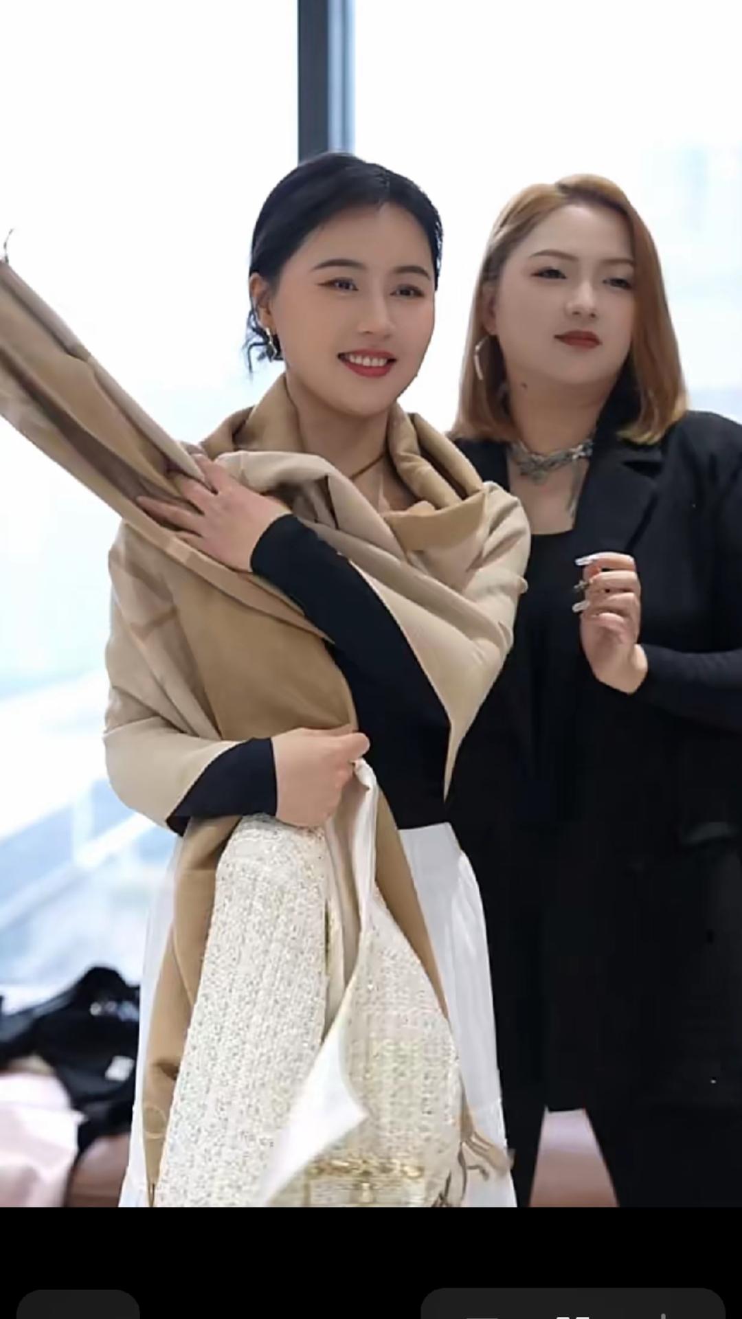       聚光灯下的相宜，永远是那个精力充沛、步履不停的模样。从远赴韩国的行程