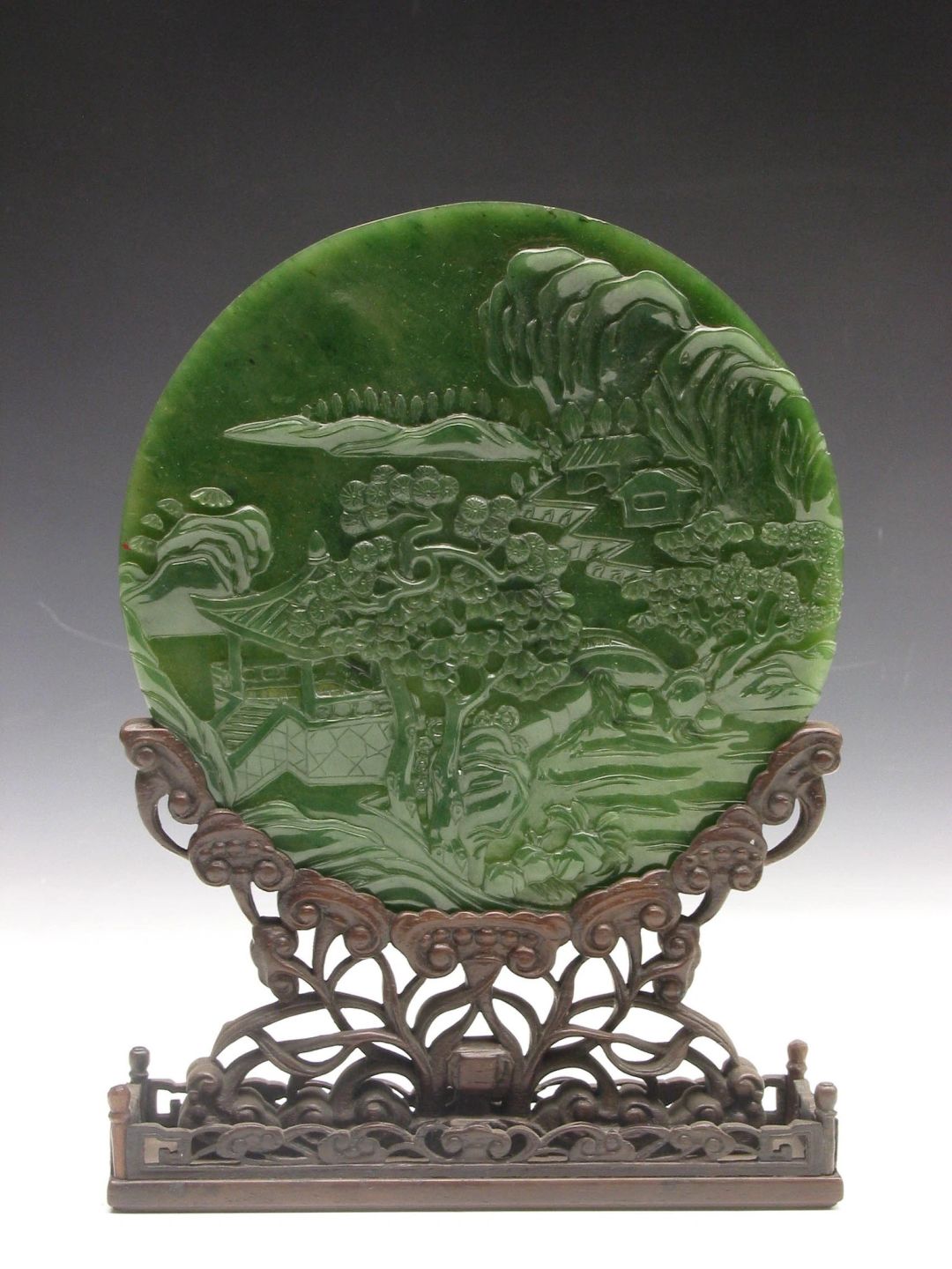 沈阳故宫博物院藏清碧玉雕山水花鸟圆插屏
	
