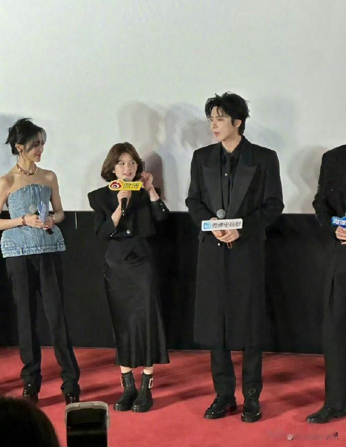 #秋日生活记录#

赵露思、刘宇宁《珠帘玉幕》发布会同框生图，两人同框CP感如何