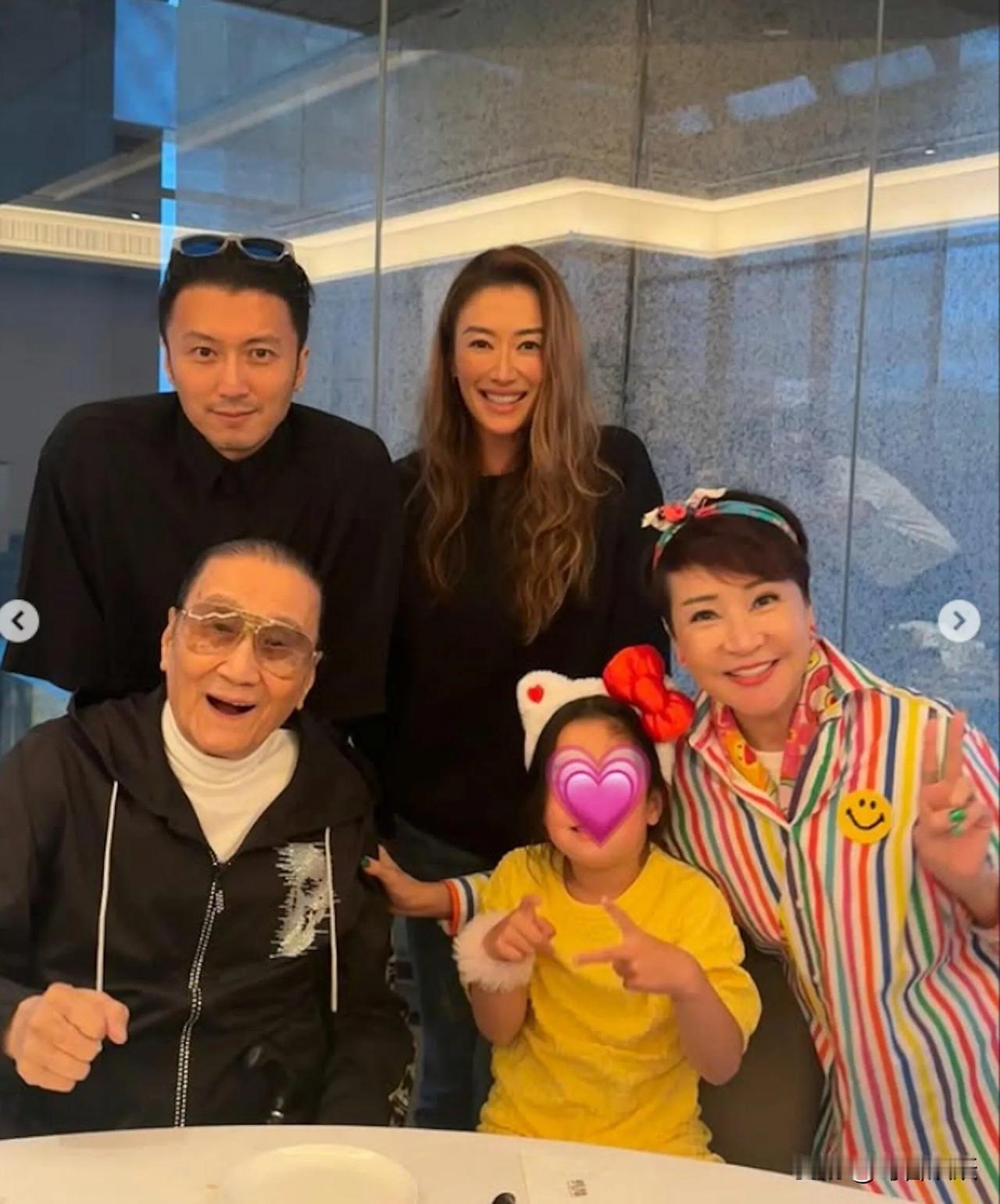 谜底终于揭晓了！

很多网友不理解谢霆锋前两天举办演唱会，全家大小都来了，为何他