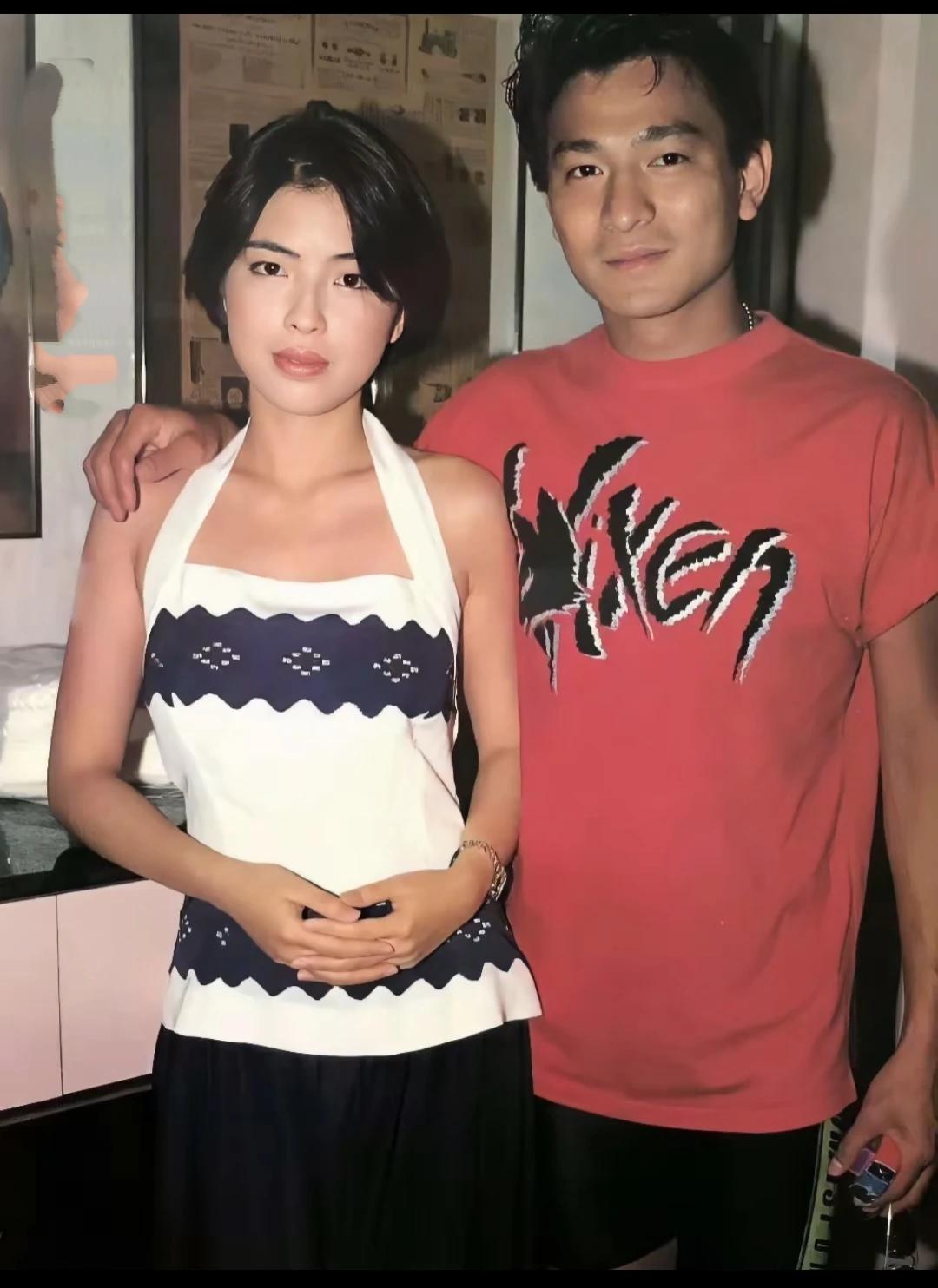 年轻时候的刘德华多好，留着卷发 搂着美女 拿着华仔 
 
于谦大爷有三大爱好 抽