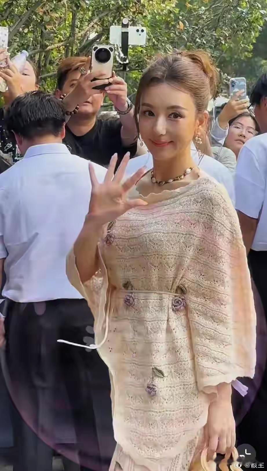 方媛现身北京时装活动，盘发长裙优雅登场，真实素颜状态接地气 