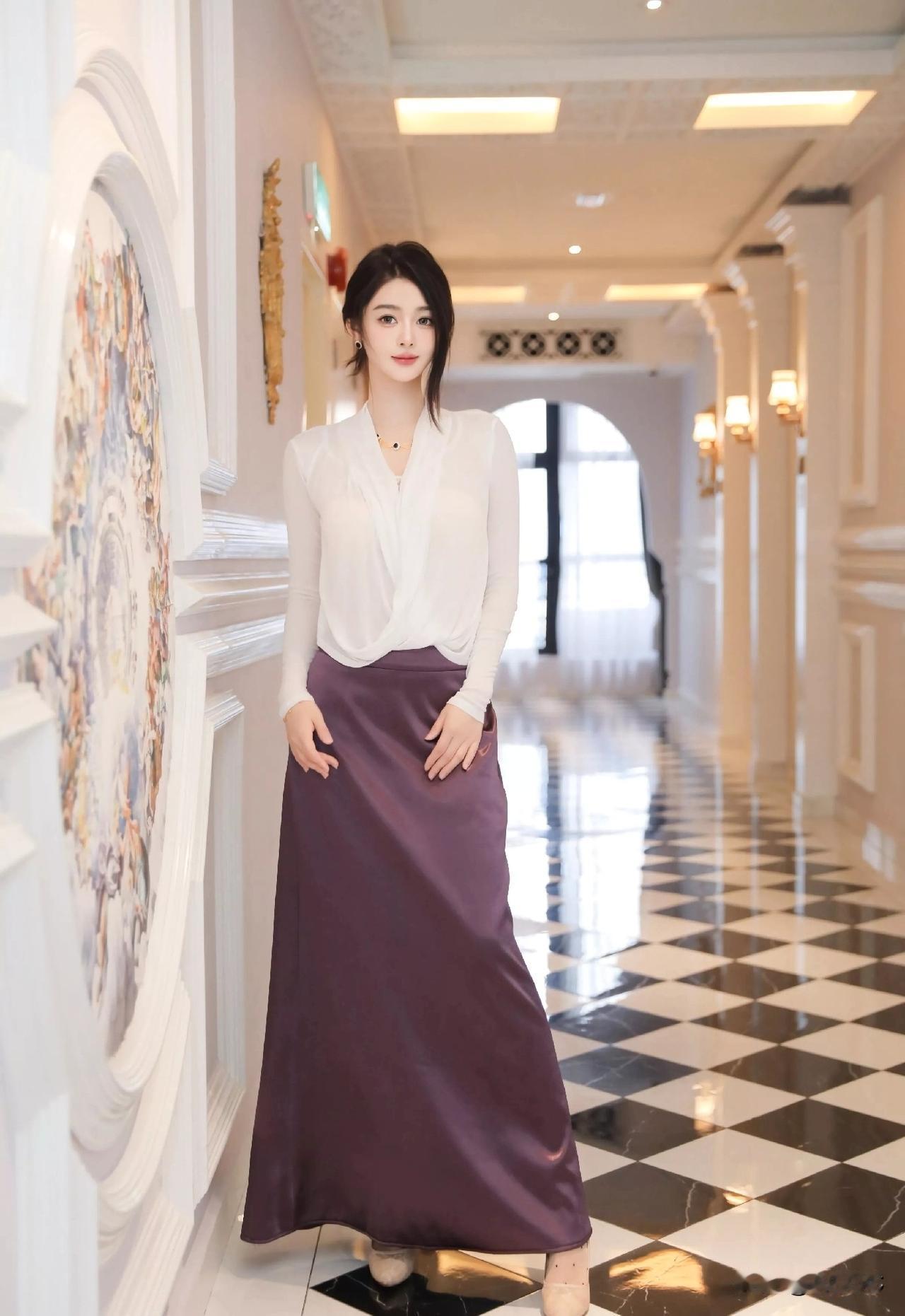优雅白衬衫+紫色长裙，复古走廊里的时尚穿搭