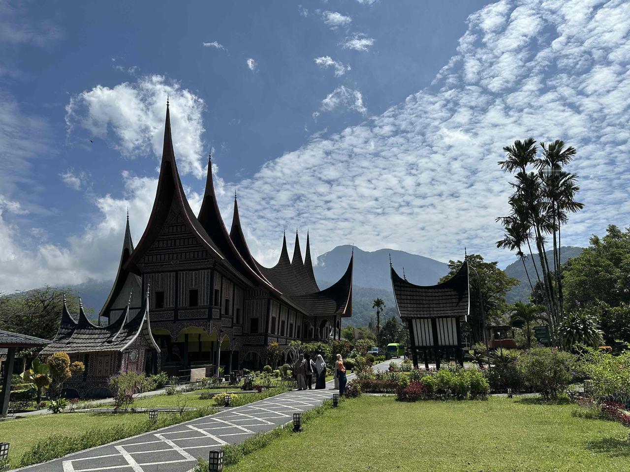 6 月去了印尼的苏门答腊岛上的几个城市，是和印尼朋友一起去的，但凡是要开车1 小