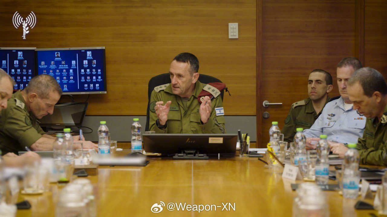#兵器影像[超话]##巴以冲突# 以色列国防军的高级参谋会议上，后墙显示屏播放哈