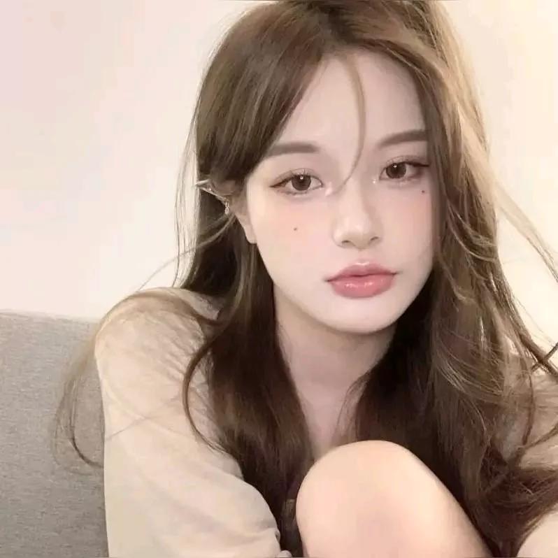 温柔的少女，暖色调的居家氛围，自然的光线写真温柔美少女 里心美少女 甜漾少女 甜