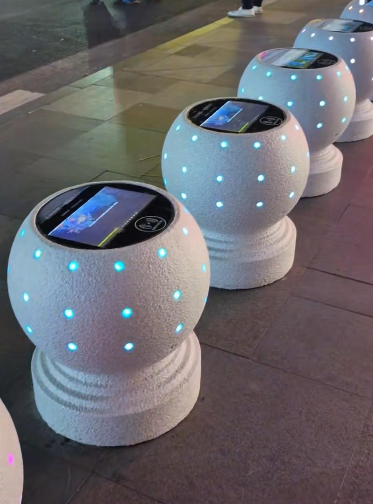 之前看过街上有可无线充电的智能石墩，手机往上一放就能充电，还能看视频服不服？ 