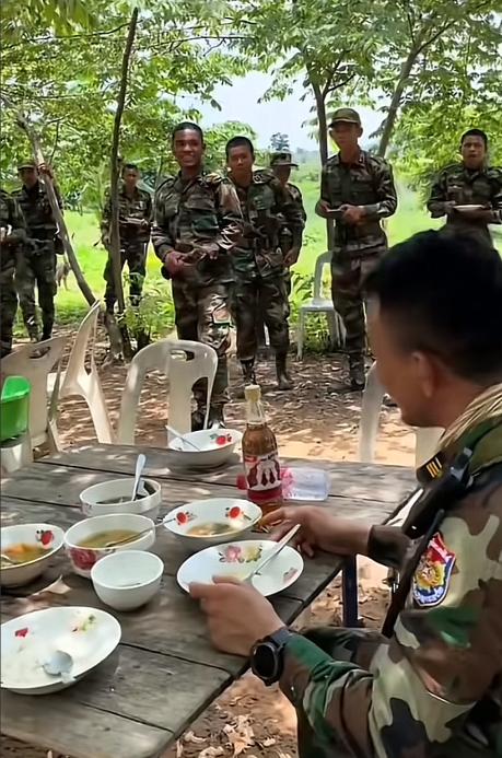 柬埔寨军人打仗看上去很轻松，现场吃饭就像出去野炊，个个都是老爷兵，没一点紧张感，