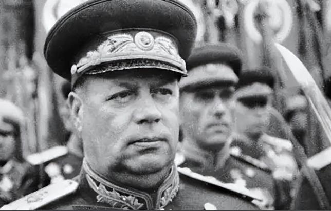 1985年，科舍列夫叛逃美国后在一处别墅内准备上厕所，这时门后潜藏多时的杀手突然