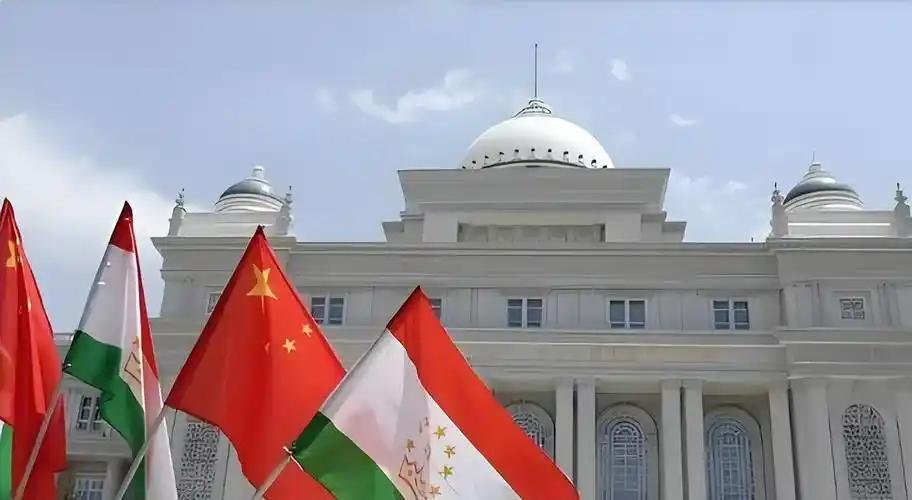 [月亮]中巴费尽心机斡旋的美伊停火，居然连一天都没撑住，简直是把和平当儿戏！这场