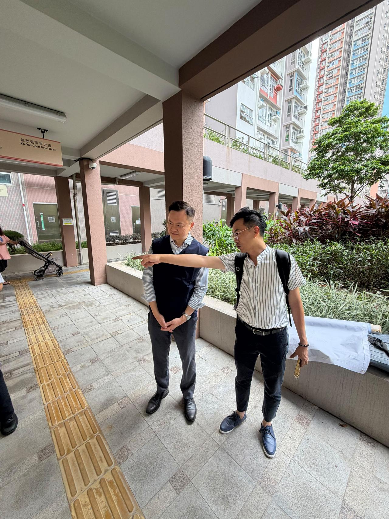 高Sir落区｜再次联同食环署实地视察 向启欣苑街坊宣介如何改善蚊患鼠患问题

早