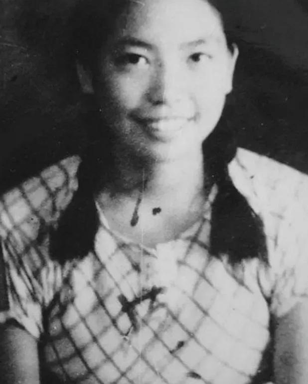 1938年的夏天，延安城里开完大会，20岁的富家小姐莫耶，在延安一处山坡上写下了
