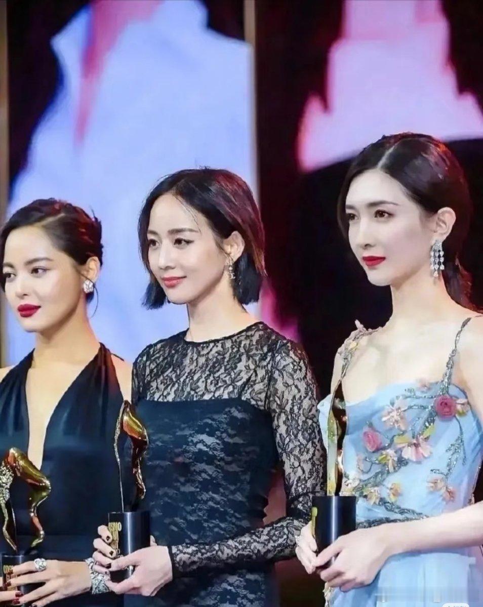 明星合照，一白遮百丑确实有道理的，冷白皮就是合照杀手 