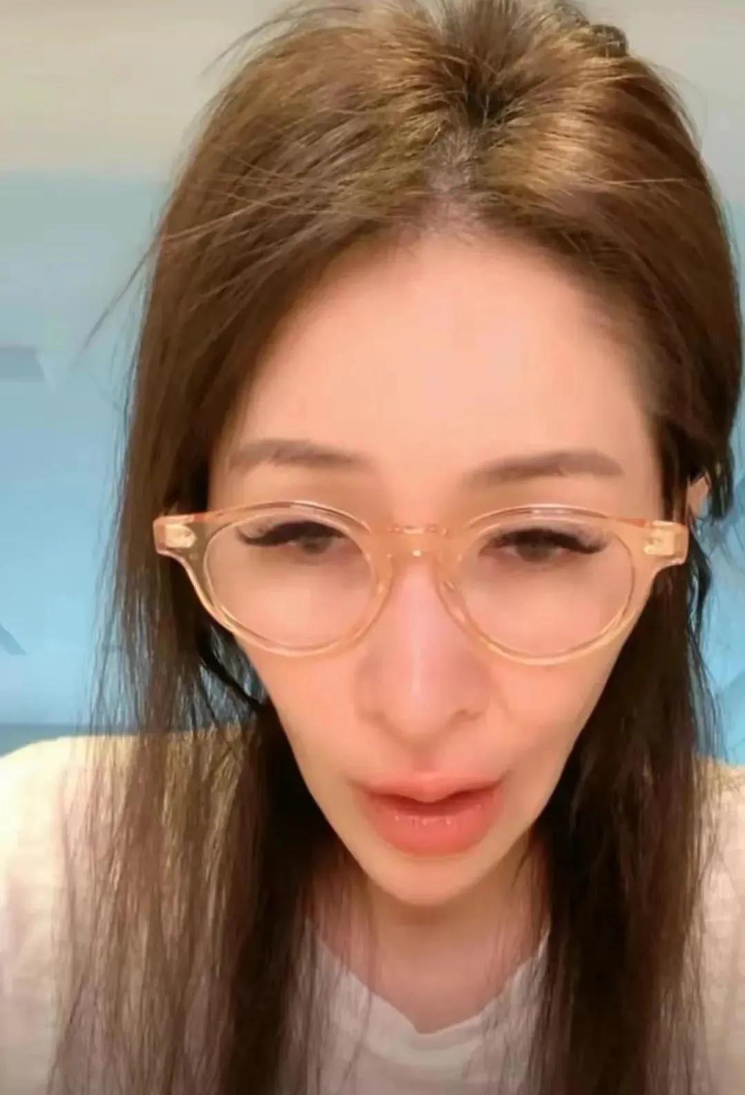 43岁的萧亚轩，把网友吓到了！

7月3日深夜，久未露面的萧亚轩突然登上热搜，原