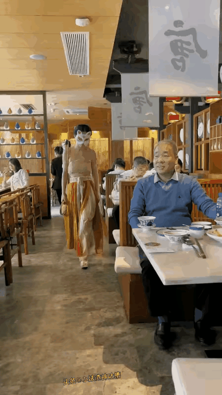 公共场合，动手动脚总是不好的。老头很调皮，姑娘很无奈。