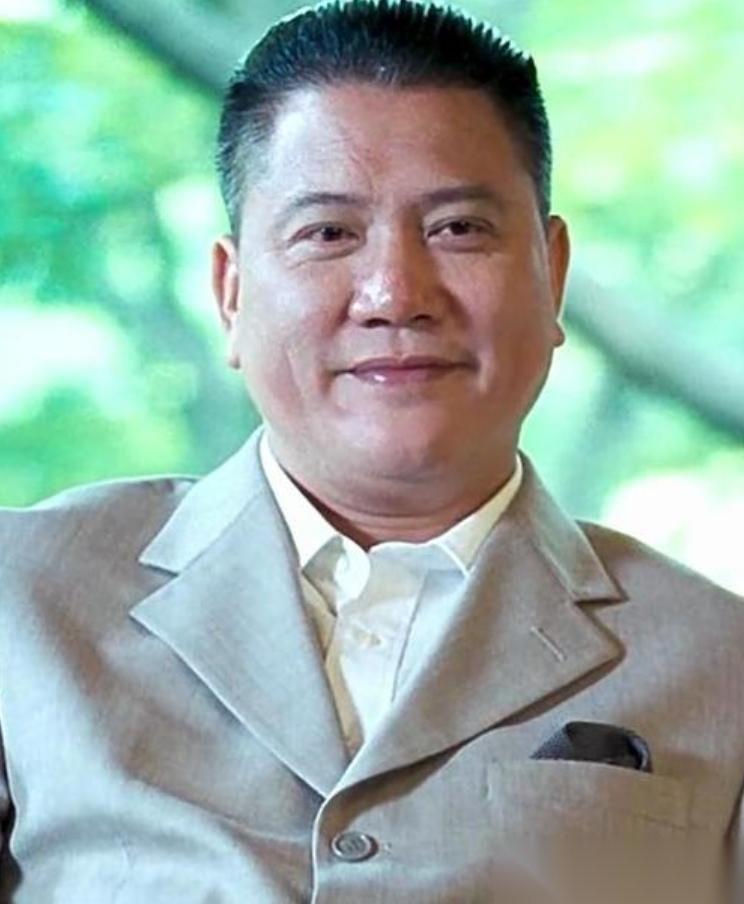 68岁的万梓良，在县城商场的简易舞台上唱一场商演，能挣15万，可他抠门到只给自己