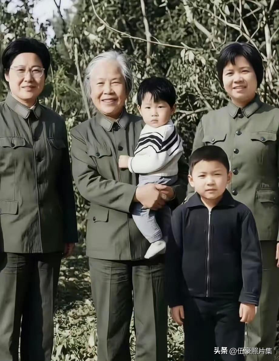 贺子珍与孩子们的合影，左起李敏、贺子珍、孔东梅、孔继宁、李淑娟。其中李敏是贺子珍
