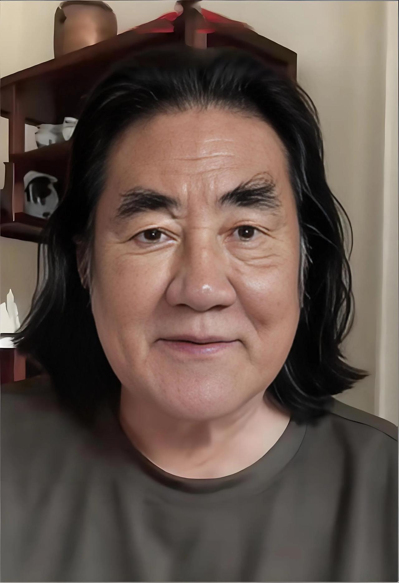 张纪中突然剃光了胡子，染了黑头发，一下子变得精神了很多！看起来年轻二十岁都不止，