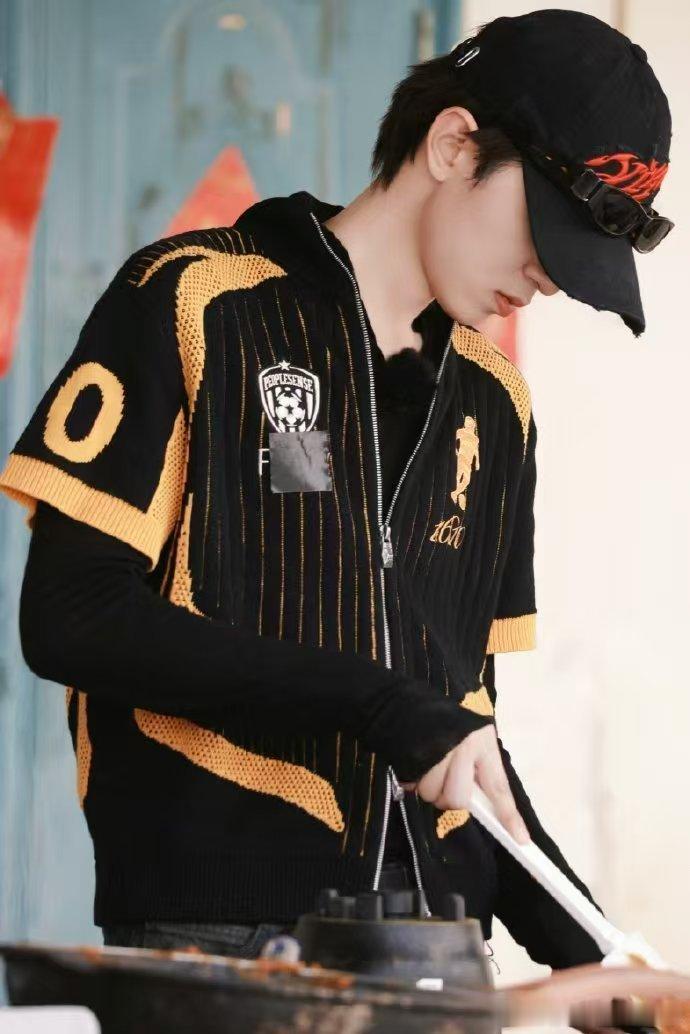 何浩楠我吃我自己 谁懂啊何浩楠也太可爱了，痛饼那段配上我吃我自己，综艺效果直接拉