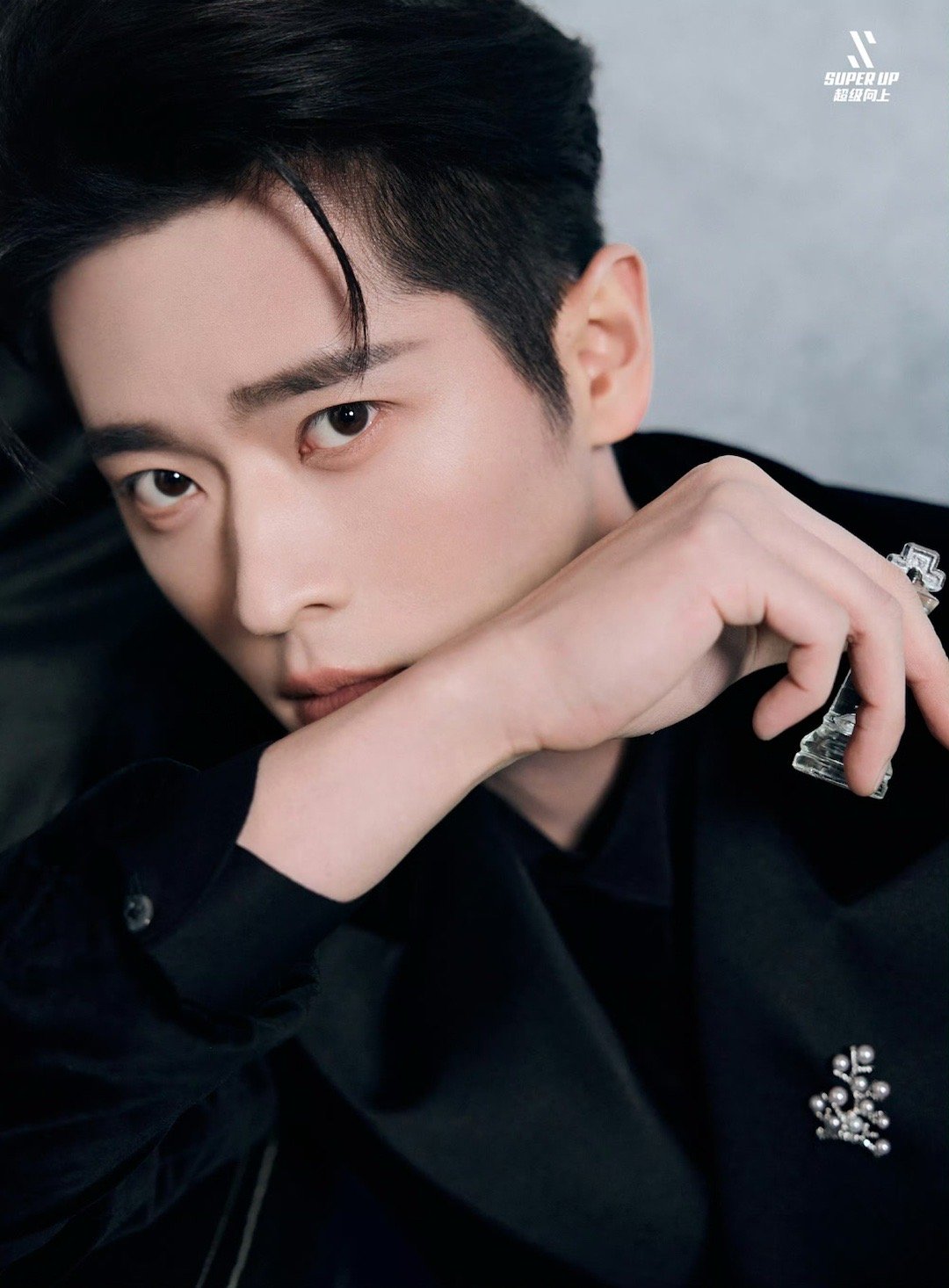 丞磊别盯了我快被帅晕了 谁懂啊！丞磊星光大赏造型直接帅到心巴上，清隽眉眼自带清冷