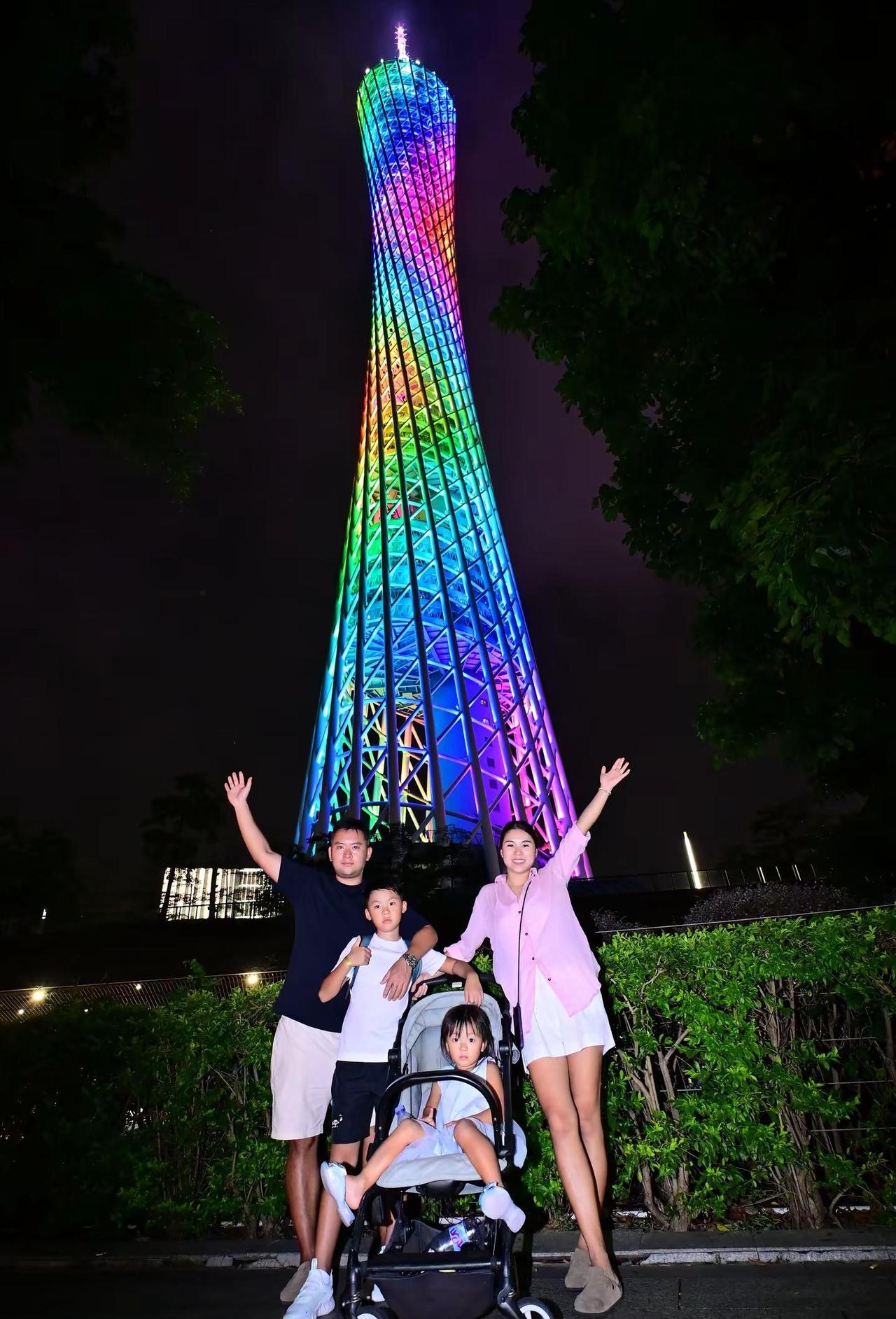 📍𝗚𝘂𝗮𝗻𝗴𝘇𝗵𝗼𝘂 小蛮腰一半日落温柔，一半灯光璀璨🌃