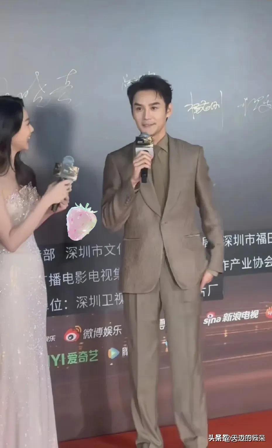 真的搞不懂王凯！
都45岁的人了，
皮肤松弛、身材走样、发际线后移，在他身上居然