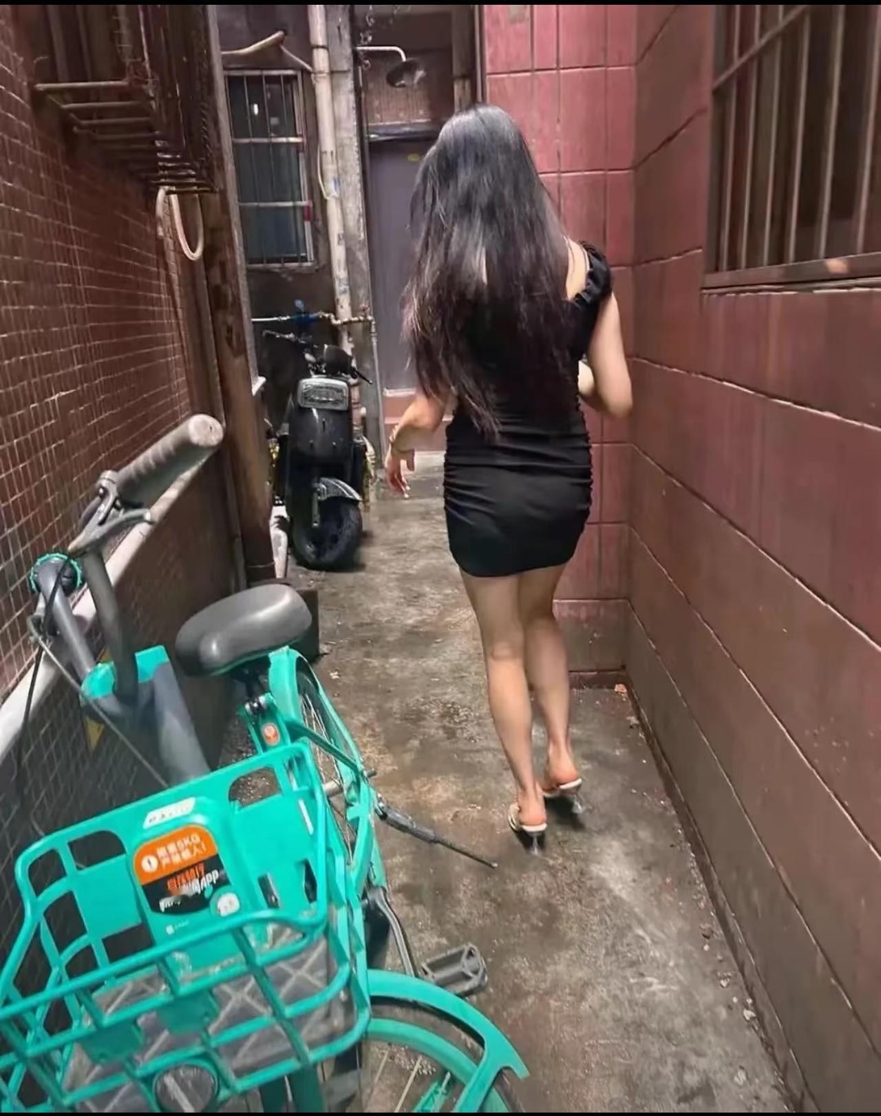 不知道啊，她说带我来看房。