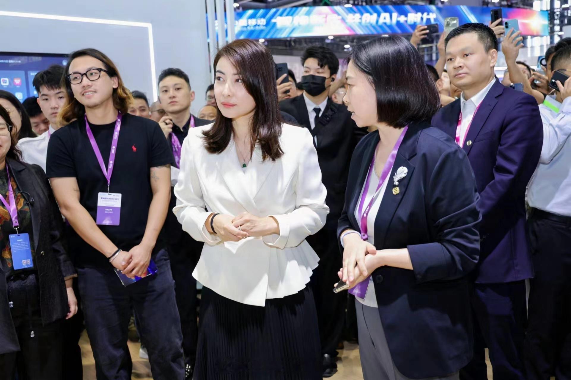 #广州偶遇郭晶晶##广州偶遇郭晶晶好亲民# 此刻我真的羡慕这些可以偶遇的人了，真