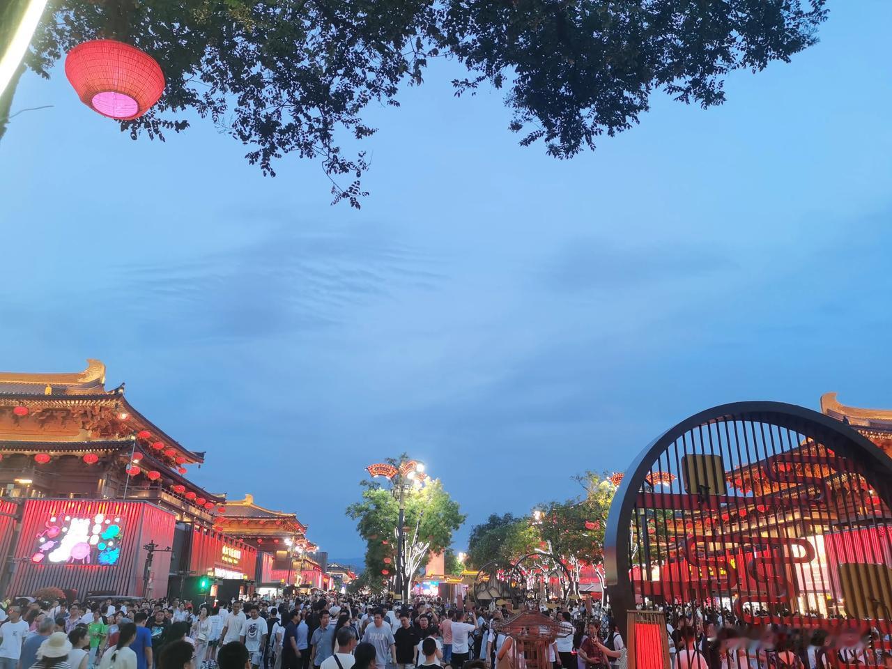 随手拍了一张西安傍晚的天，真的美丽极了！蓝天真的很湖水一样，中间那一丝云彩刚好就