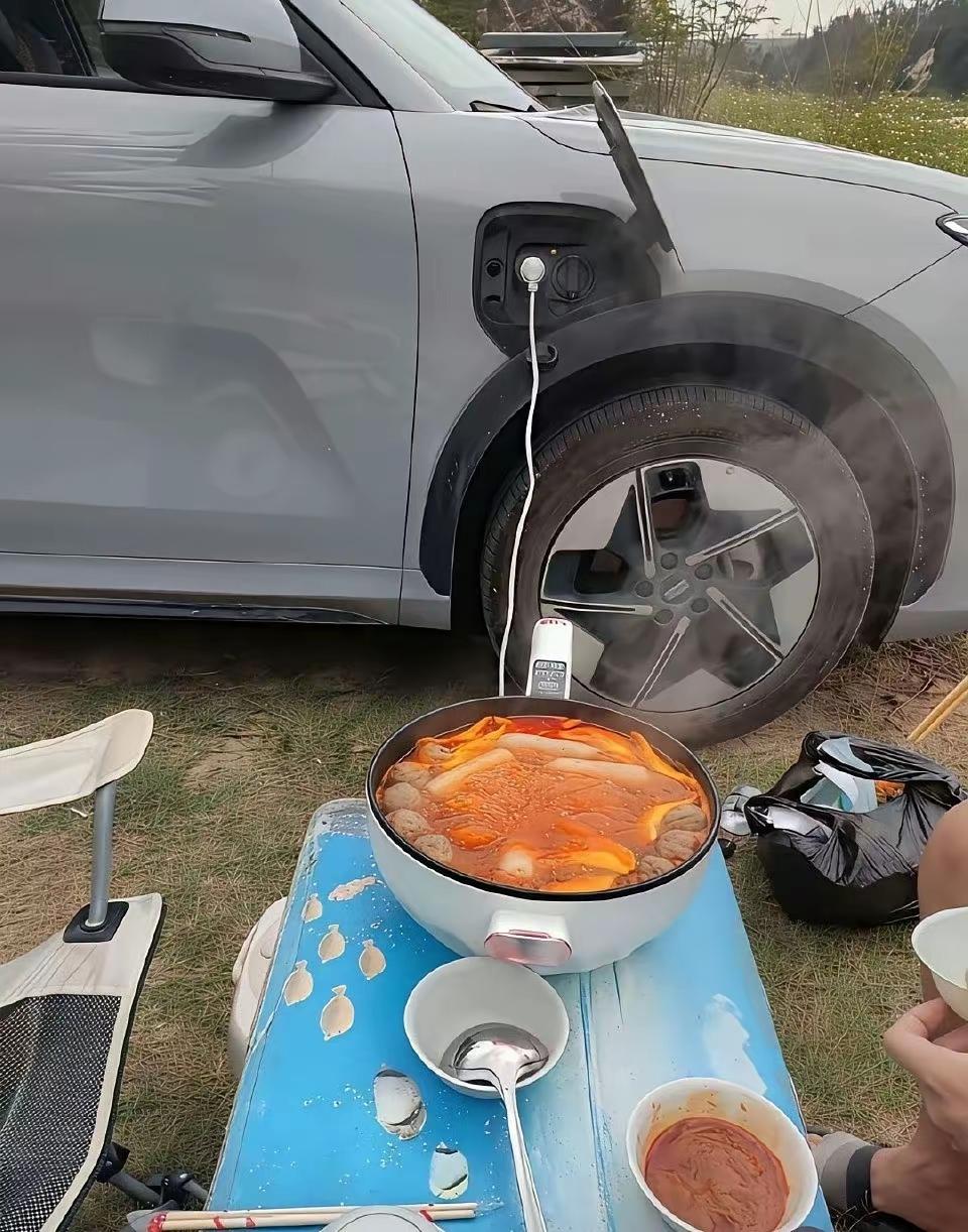新能源汽车的功能是越来越丰富，现在已经不炫耀彩电沙发电冰箱了，开始体验户外自由火