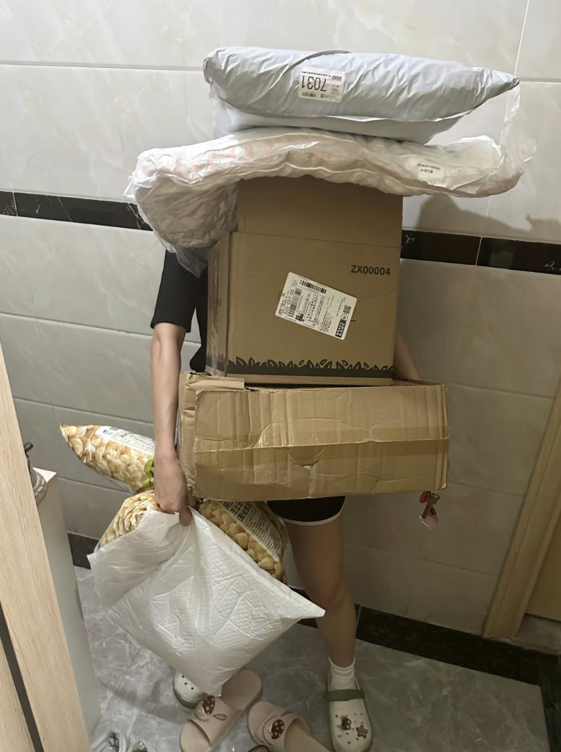 现在的女人都怎么了天天就知道买买买，快递取都取不完！