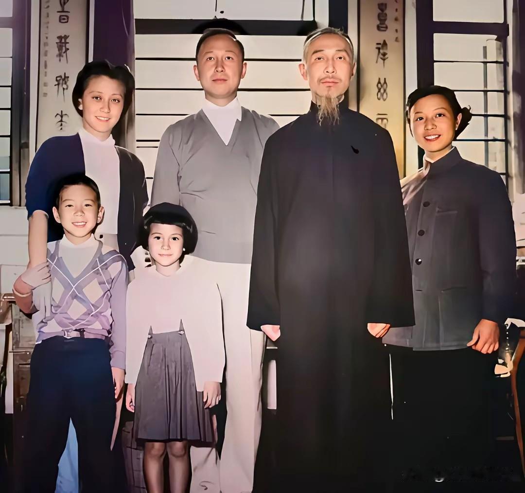 1955年归国后，钱学森一家在上海与父亲钱均夫拍下珍贵全家福。历经重重阻隔终踏故