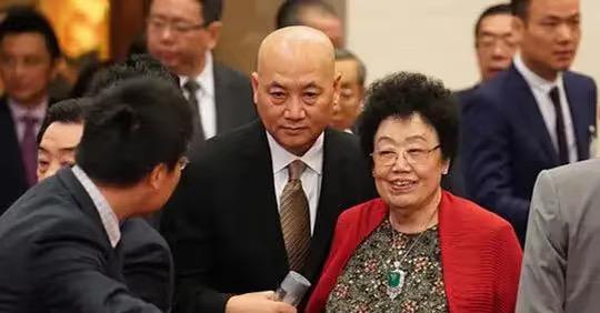 迟重瑞73岁生日，妻子陈丽华递来一个红包，他双手接过，微微欠身道了声谢。
这一