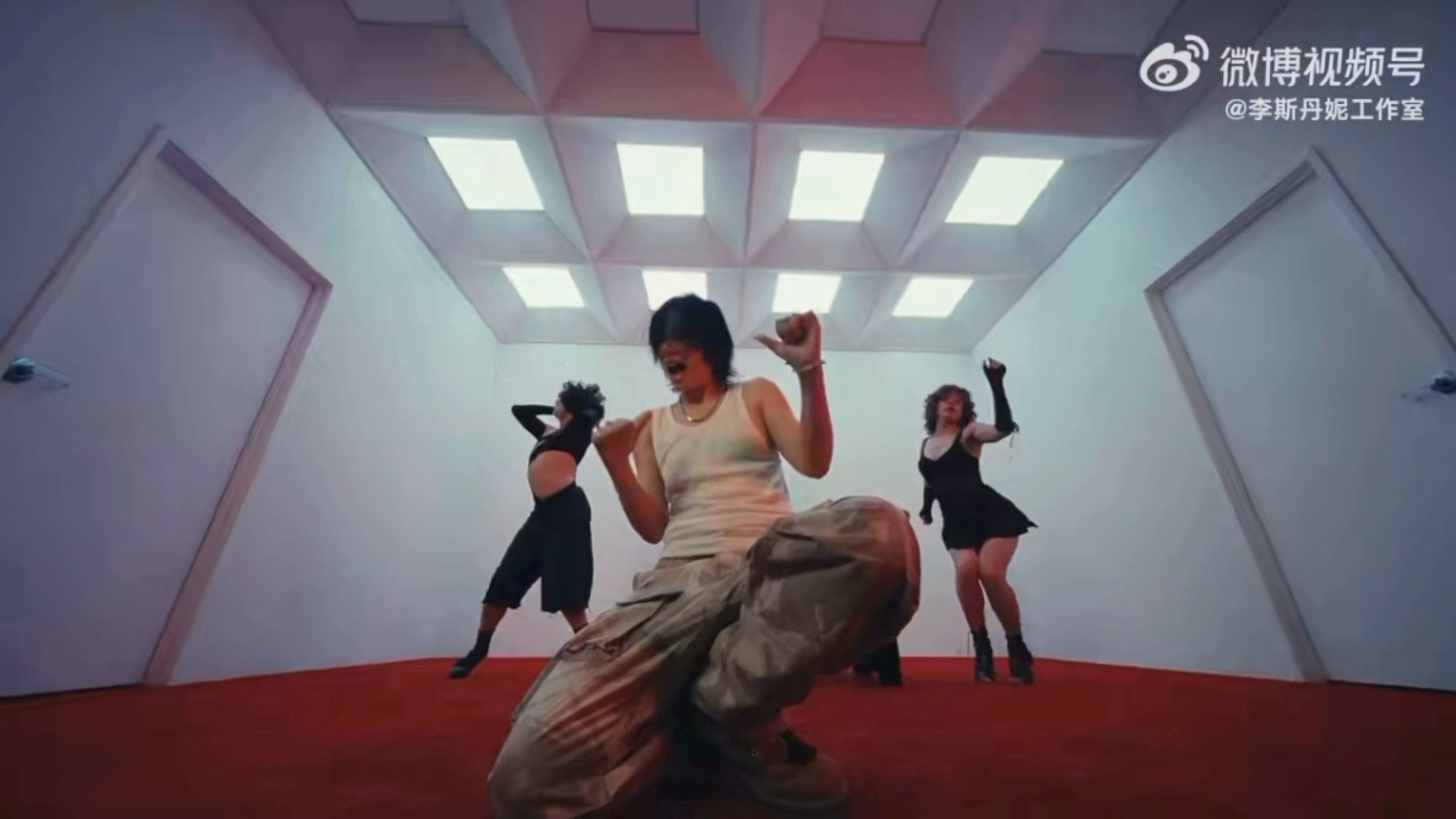 李斯丹妮35岁素颜状态 太绝了～打破镜头滤镜的束缚，李斯丹妮在全新MV中大胆选择