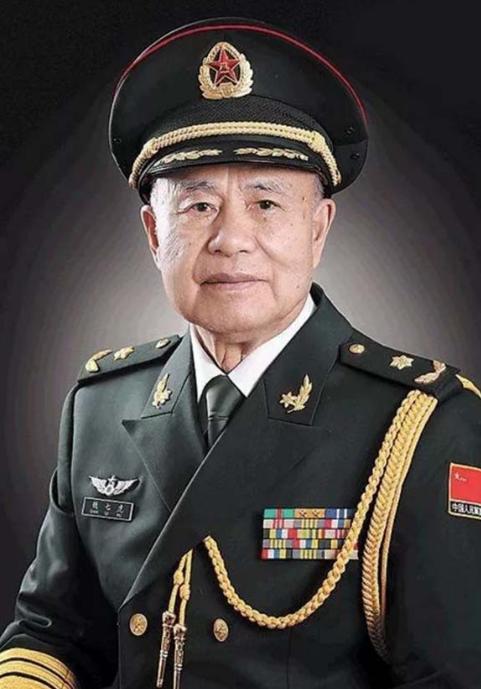 1982年，钱七虎的儿子没有考上大学，有人建议他走政策可以被照顾录取，钱七虎却说